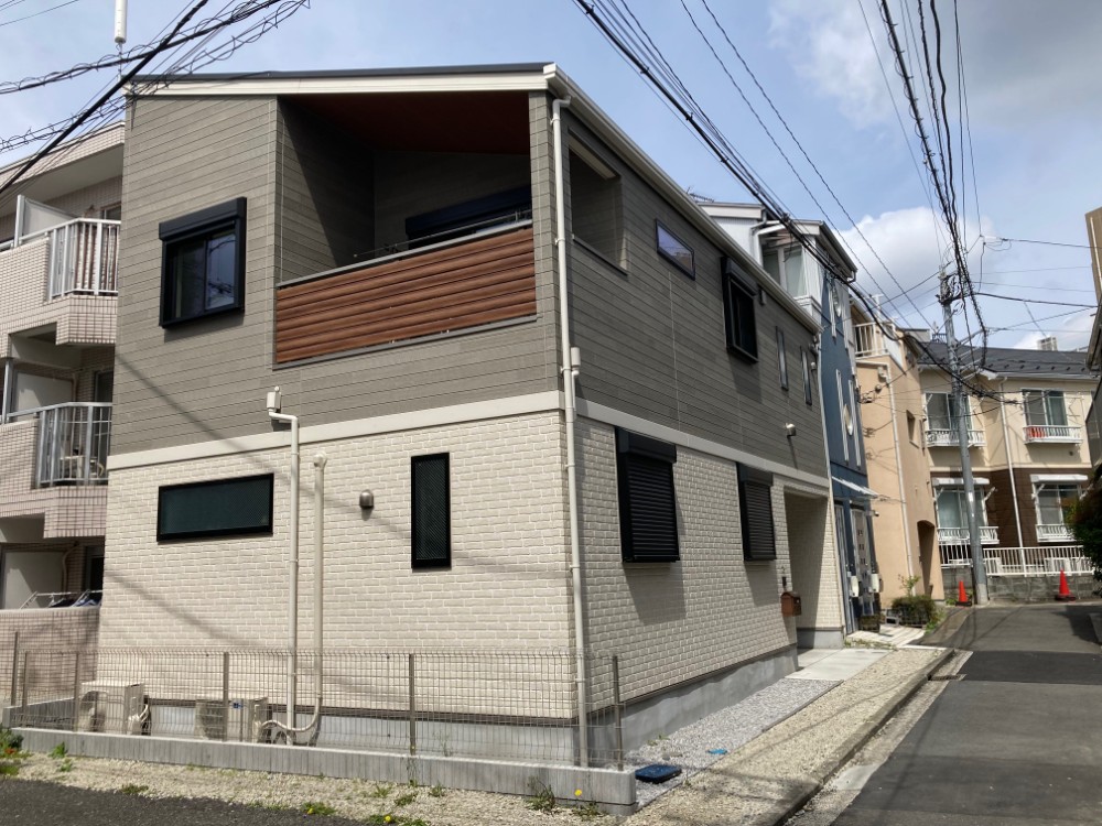 施工前の外観写真（ベージュ系サイディングの2階建て住宅）