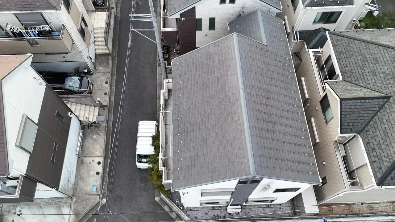 ガイソー藤沢店 施工事例｜藤沢市石川 施工前の屋根をドローンで真上から撮影