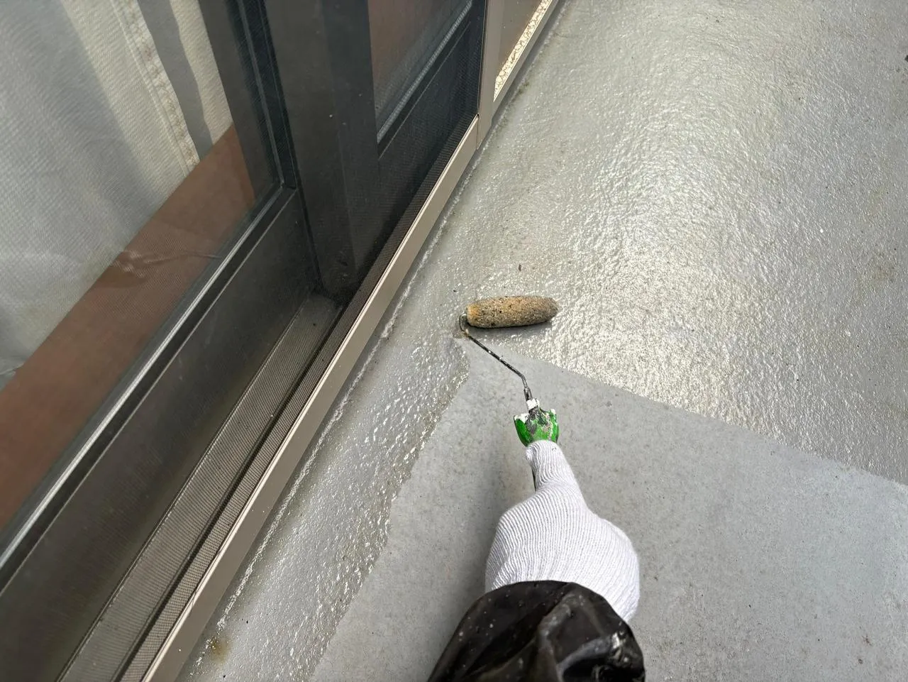 サッシまわりの刷毛塗り